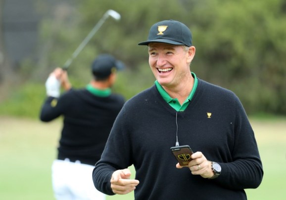 ernie-els-presidents-cup-2019-practice-smiling