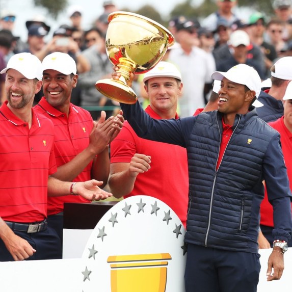 tiger-woods-team-trophy-presidents-cup-2019